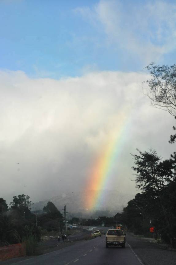 O gigantesco arcoíris marca exatamente aonde está a cidade de Boquete, no Panamá